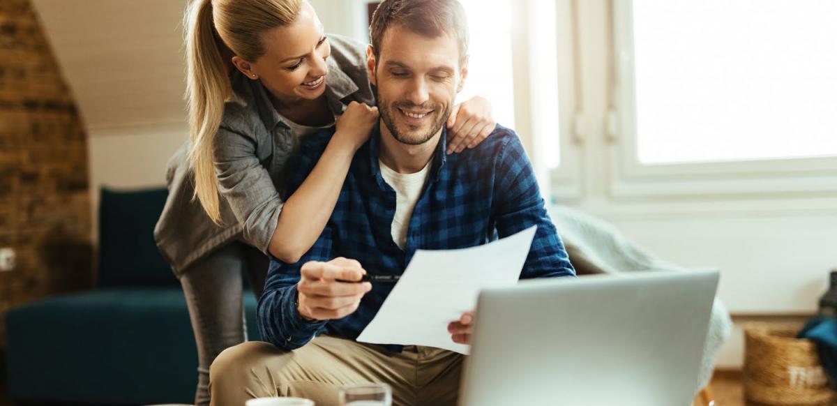 https://www.achatmoinscher.com/blog/img/couple-heureux-pc-portable.jpg