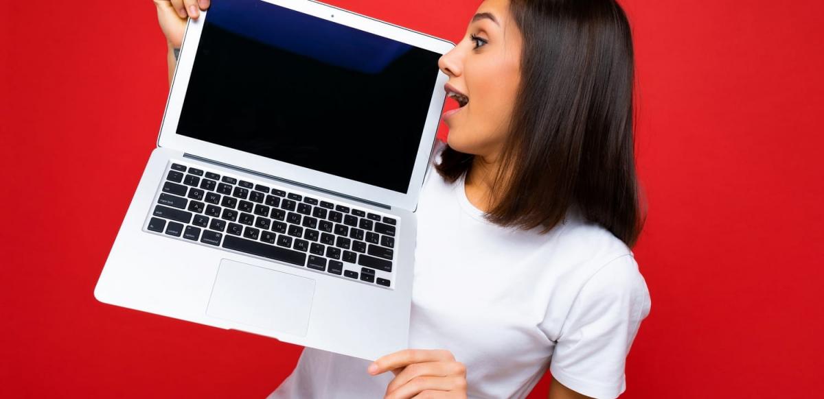 https://www.achatmoinscher.com/blog/img/femme-pc-portable.jpg