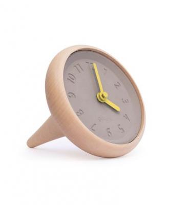 Horloge de table en bois et b&eacute;ton