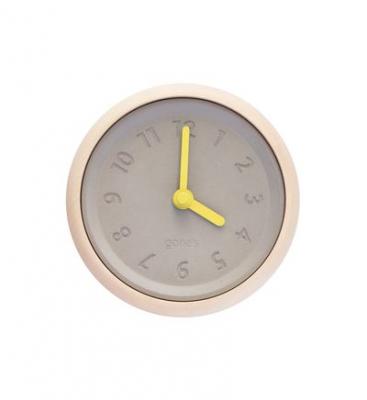 Horloge murale en bois et b&eacute;ton aiguilles jaunes