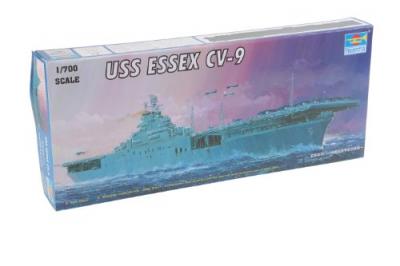 TRUMPETER Maquette avion  Porte-avions USS Essex CV-9 avec base marine