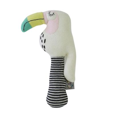 SEVIRA KIDS Hochet en tricot de coton- toucan HOCHET-TRICOT-UK-TOUCAN