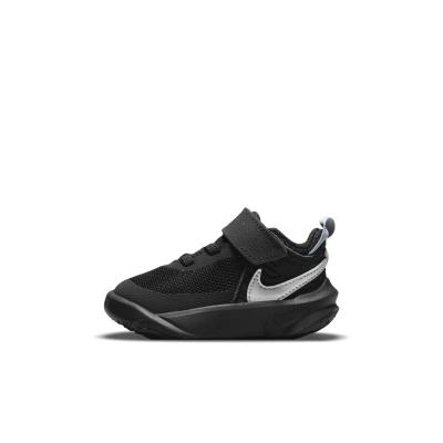 NIKE Chaussure  Team Hustle D 10 pour B&eacute;b&eacute; et Petit enfant - Noir