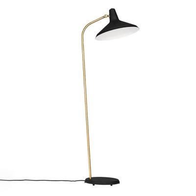 GUBI Lampadaire en laiton et m&eacute;tal noir G-10 - 