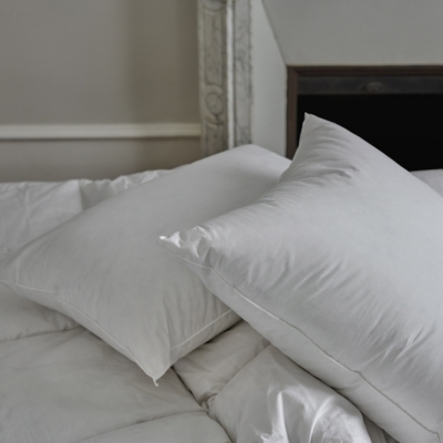 CAMIF Oreiller moelleux en duvet et percale bio Carla -65 x 65 cm-