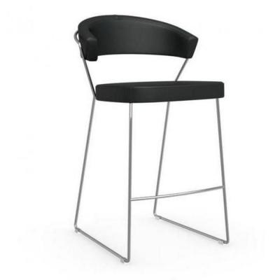 Chaise de bar new york design italienne structure acier chrom&eacute; assise cuir noir