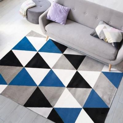 THE DECO FACTORY Geo scandi - Tapis toucher laineux motif triangles bleu 150x220 - Bleu