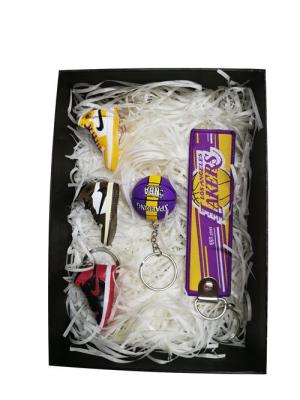GENERIQUE Coffret de 5pcs collection mini A&J baskets chaussures et porte-cl&eacute;s basket-ball d&eacute;coration NBA - Lakers de Los Angeles 