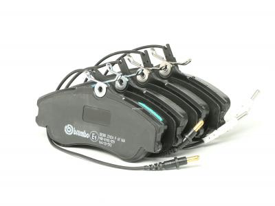 BREMBO Jeu de 4 plaquettes de frein  P 61 060