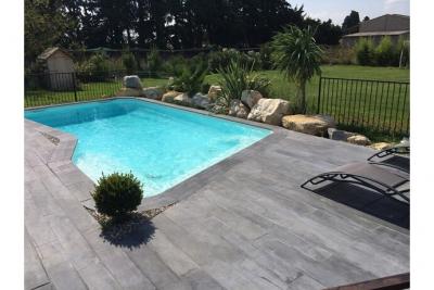 HABITAT ET JARDIN Lot de 40 Margelles droites 60 x 33 cm + 4 margelles angle de piscine 45 x 45 cm - Aspect bois - Ton Gris