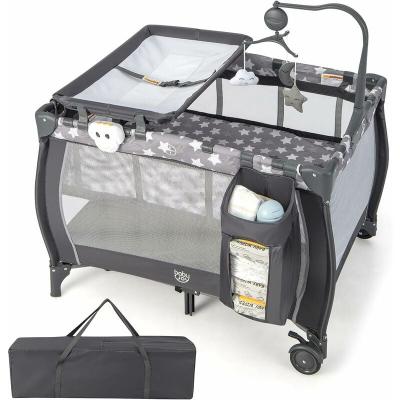 COSTWAY Lit B&eacute;b&eacute; Pliant 3 en 1 avec Matelas Amovible Table &agrave; LangerParc B&eacute;b&eacute;Barre de Jouets RotativeBo&icirc;te &agrave; MusiqueSac-Gris 