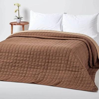 HOMESCAPES Couvre-lit matelass&eacute; bicolore & r&eacute;versible en coton - Chocolat & Beige - 200 x 200 cm