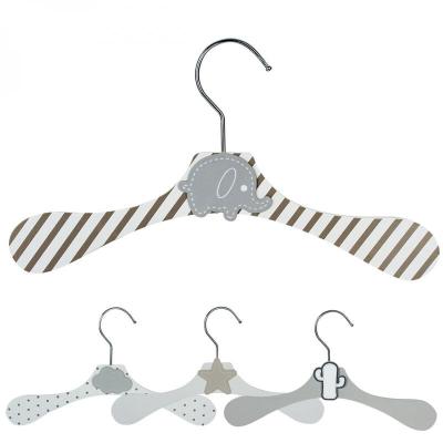  Lot de 20 cintres en bois 28 cm pour b&eacute;b&eacute;, enfant avec crochet pivotant - Cintre ray&eacute; blanc et marron et &eacute;l&eacute;phant gris - Monsieur B&eacute;b&eacute; 