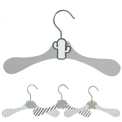  Lot de 20 cintres en bois 28 cm pour b&eacute;b&eacute;, enfant avec crochet pivotant - Cintre gris et cactus blanc - Monsieur B&eacute;b&eacute; 
