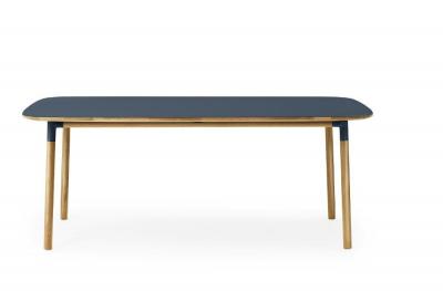 Normann Copenhagen Formulaire bleu table en ch&ecirc;ne