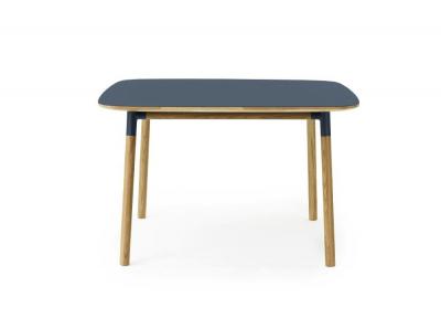 Normann Copenhagen Form bleu table en ch&ecirc;ne