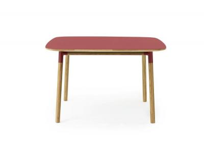Normann Copenhagen Form rouge table en ch&ecirc;ne