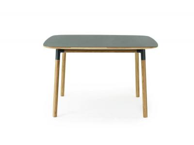 Normann Copenhagen Form vert table en ch&ecirc;ne
