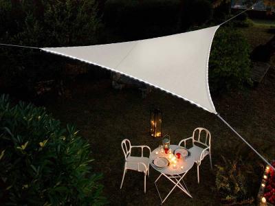 JARDILINE Voile d'ombrage triangulaire Leds solaires Blanc + Adaptateur