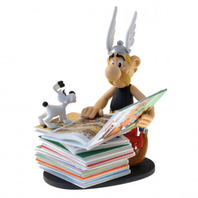 PLASTOY Statuette - Ast&eacute;rix - Ast&eacute;rix avec pile d'albums