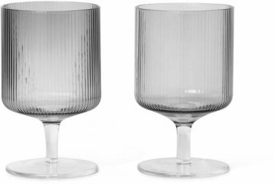 FERM LIVING Carafe & verre - Set de 2 verres &agrave; vin RIPPLE Gris fum&eacute;