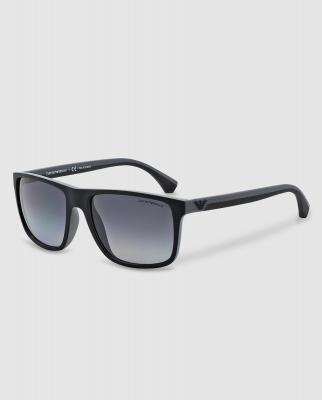 EMPORIO ARMANI  Lunettes de soleil carr&eacute;es noires. Couleur: Noir