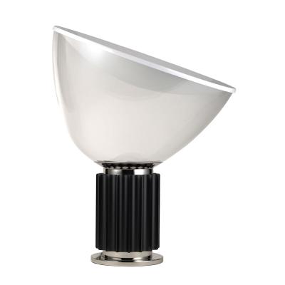 FLOS Lampe de table design en plastique et m&eacute;tal noir Taccia - 