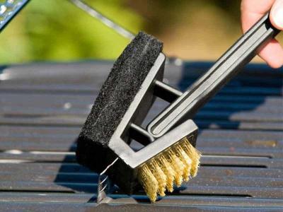 CAMPINGAZ BROSSE POUR GRILLE 3 EN 1 laiton. grattoire. lame- PR&Ecirc;T A VENDRE