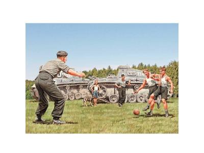 MASTER BOX Figurine  German Tankers - A Break between battles- 1/35 -