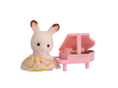 SYLVANIAN FAMILIES Figurine B&eacute;b&eacute; Lapin + Piano 