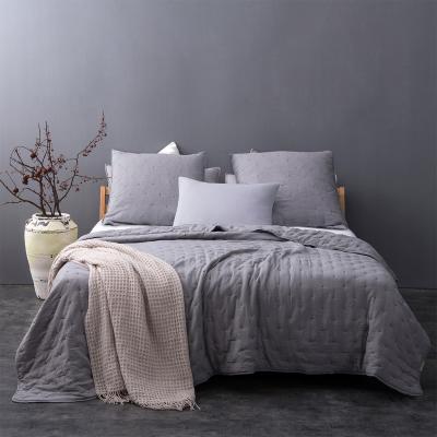 HOMEMAISON Couvre lit matelass&eacute; et moelleux Gris clair 250 x 260 cm - Gris clair