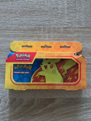 POKEMON Carte &agrave; collectionner Pok&eacute;mon pack 2 boosters et 1 plumier Pikachu