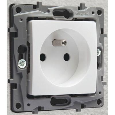 LEGRAND Prise de courant 16 A NILOE 2 P&ocirc;les + Terre -  - 664735